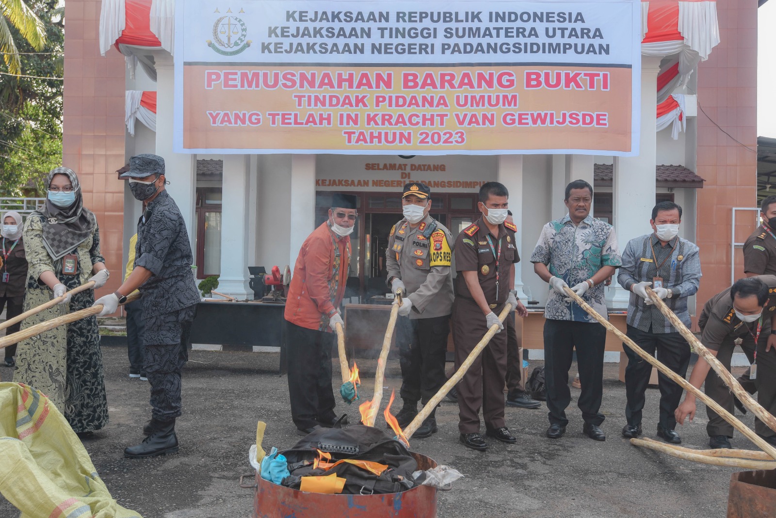 Wakil Walikota Padangsidimpuan Ir. Arwin Siregar hadiri pemusnahan Barang bukti tindak pidana Umum