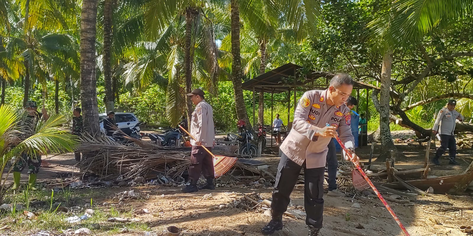 Hari Peduli Lingkungan, Kapolsek MBG bersama Masyarakat Tabuyung Bergotong royong Bersihkan Sampah, Ini Ucapan Kades Zia Ul HaqÂ 
