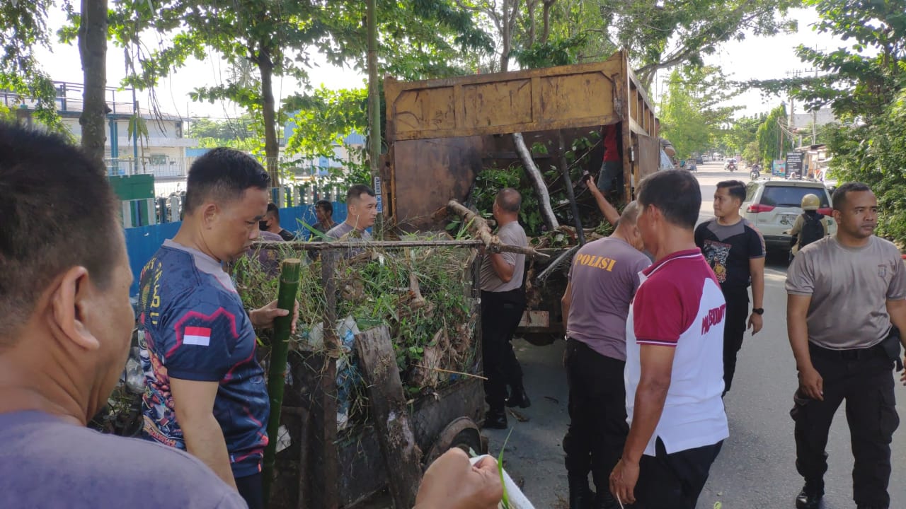 Polri Peduli lingkungan, Polresta Deli Serdang Bersihkan Sampah di Sekitaran Sungai Malinda