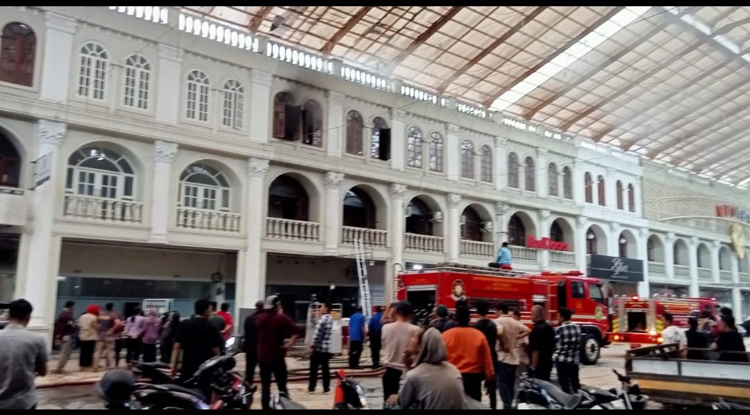 Kebakaran di Komplek CBD Jln Padang Golf 2 Unit Ruko Lantai 3 Hangus Terbakar.