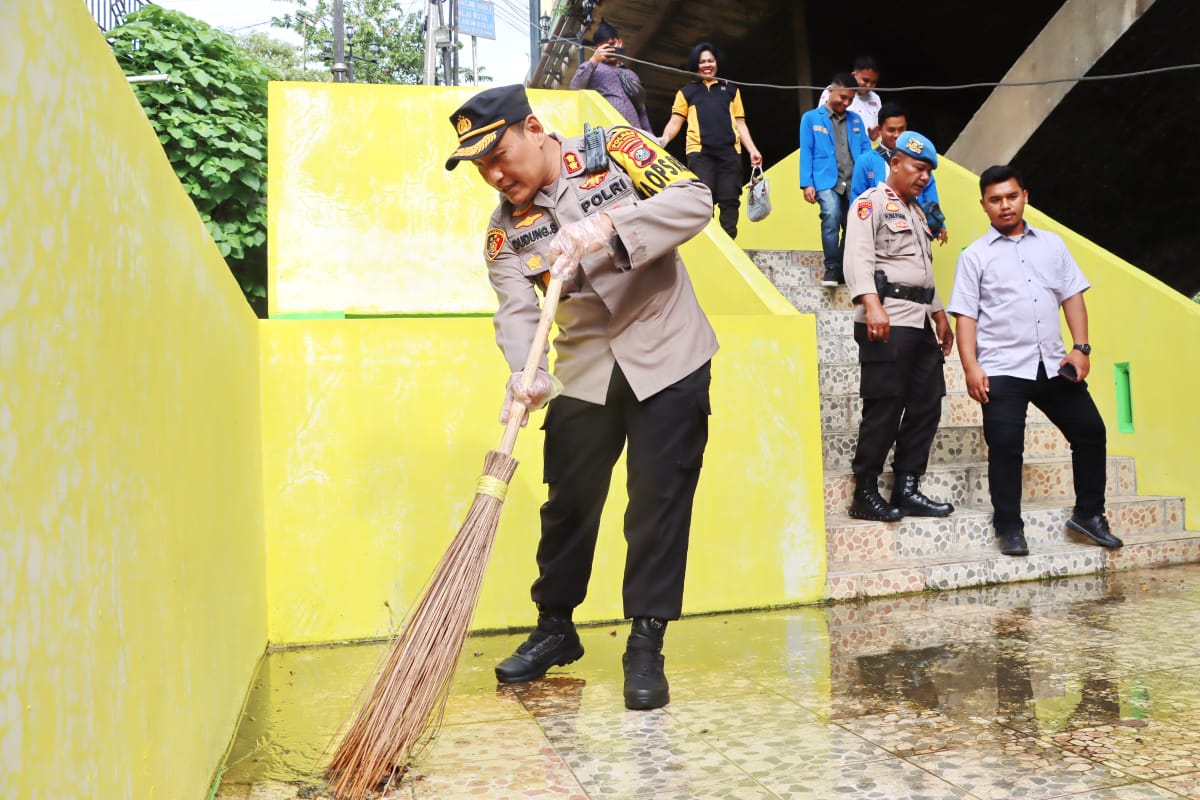Giat Peduli Lingkungan, Kapolres AKBP Dudung Setyawan Pimpin Bersih Sampah di Lokasi Dek Sungai Batang Ayumi bersama Personil dan Mahasiswa