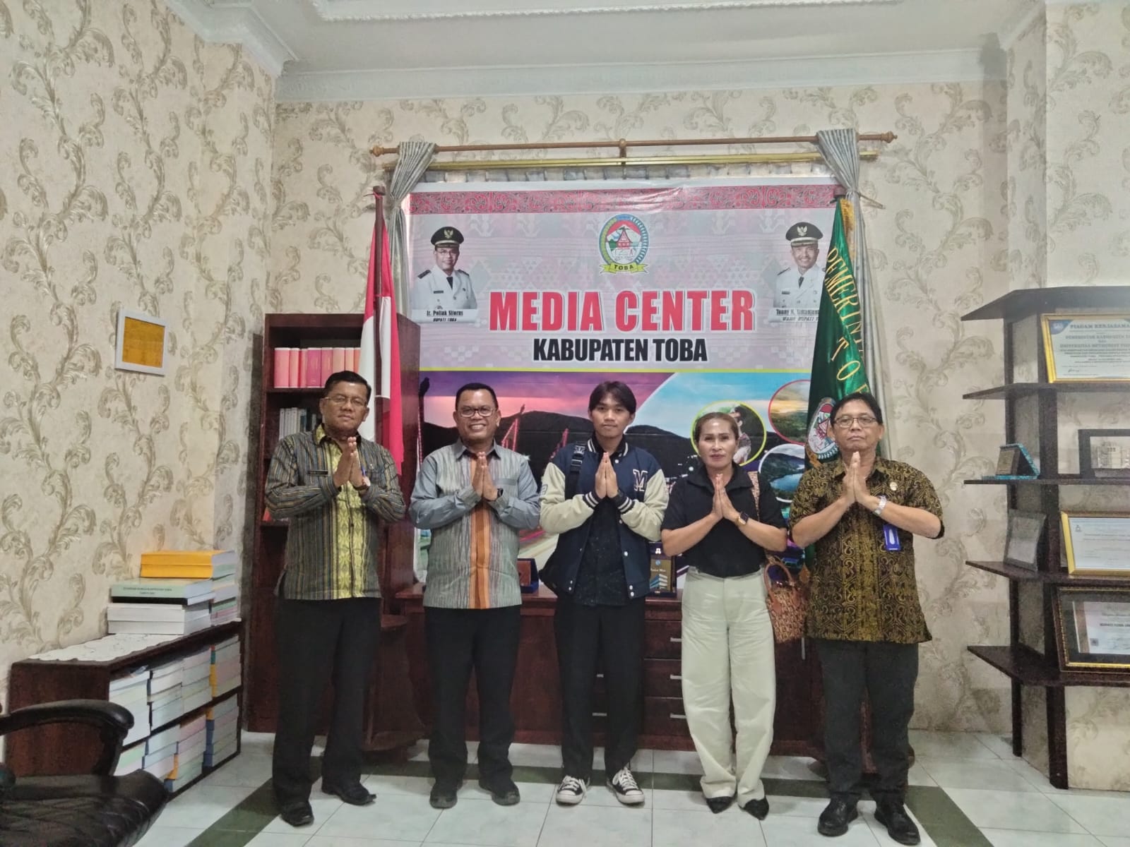 Bupati Poltak Sitorus Berharap Putra Toba Kuliah di Universitas Teknologi Nanyang, Singapura Ikut Promosikan Danau Toba