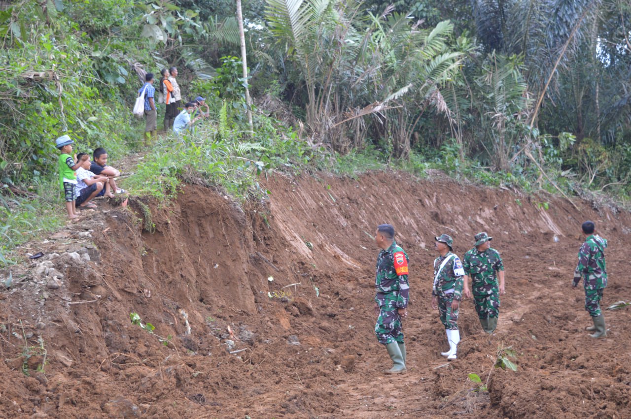 Sikap Humanis Dansatgas TMMD Ke 117 Letkol Inf Amrizal Nasution, Berbaur dengan Masyarakat dan Sapa Anak-anak Desa Saratoit