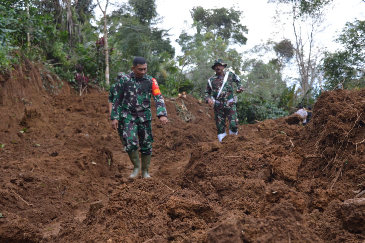 Hari Kedua, Dansatgas TMMD Ke 117 Kodim 0212/TS Letkol Inf Amrizal Nasution Tinjau Langsung Pembukaan Jalan di Saratoit