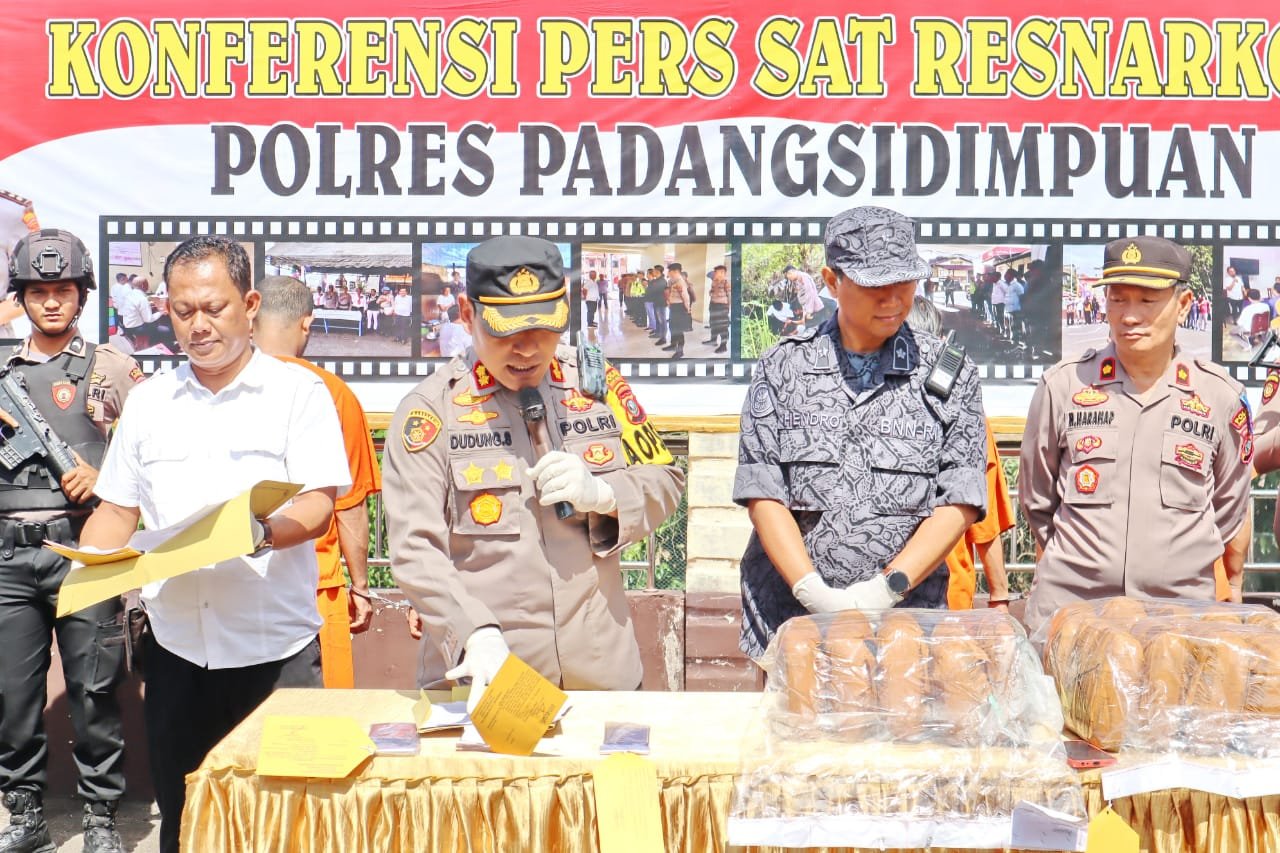 Perdana...,Kapolres AKBP Dudung Setyawan pimpin Konferensi Pers Pengungkapan Jaringan Narkoba di Kota Padangsidimpuan.