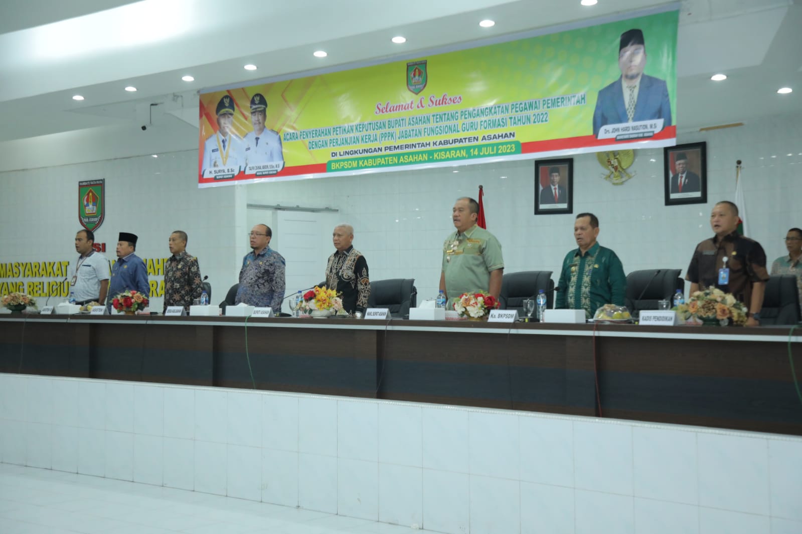 Bupati Asahan Serahkan Petikan Keputusan Bupati Asahan Tentang Pengangkatan PPPK