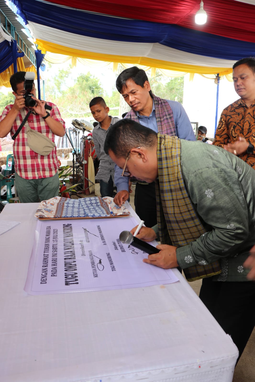 Bupati Toba Ajak Bangun Tugu Hidup Membantu Pendidikan Siswa Berprestasi