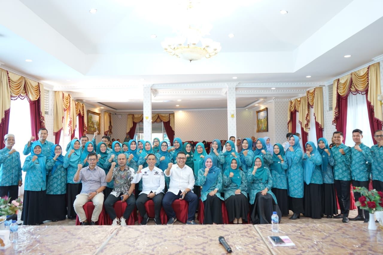 Bupati Solok, Capt. H. Epyardi Asda, Dt. Sutan Majo Lelo, M. Mar Melepas Kontingen Jambore PKK Kabupaten Solok