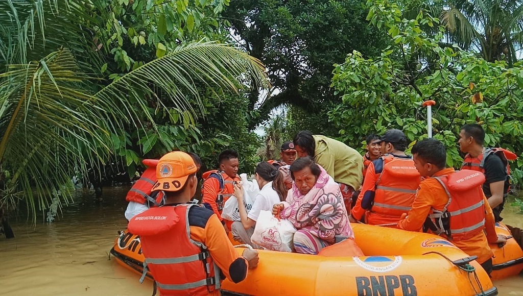 Evakuasi korban bencana banjir Kota Padang, BPBD Kota Solok Sumatra Barat menerjunkan personil Tim Reaksi CepatÂ 