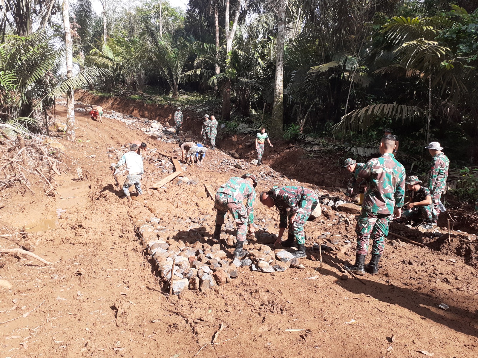 TMMD ke 117 Kodim 0212/TS, TNI Gotong Royong Bersama Masyarakat Bangun Jalan Penghubung