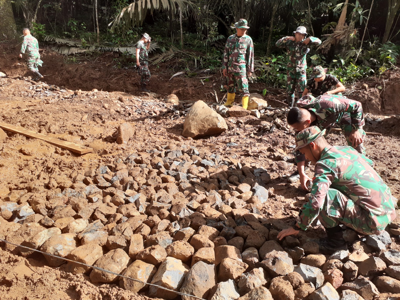 Hari ke-5 TMMD 117 Kodim 0212/TS Masyarakat Apresiasi Kepada TNI yang Berjibaku Membangun Jalan