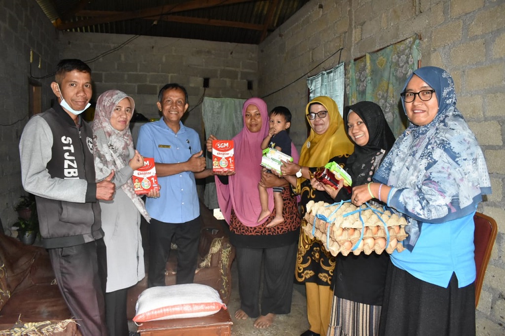 Disperkim Kota Solok Menyerahkan bantuan kepada keluarga anak asuh yang berisiko stunting