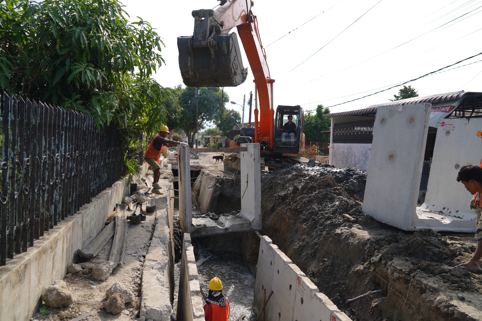 Dinas SDABMBK Pasang U-Dicth di Jalan Maphilindo