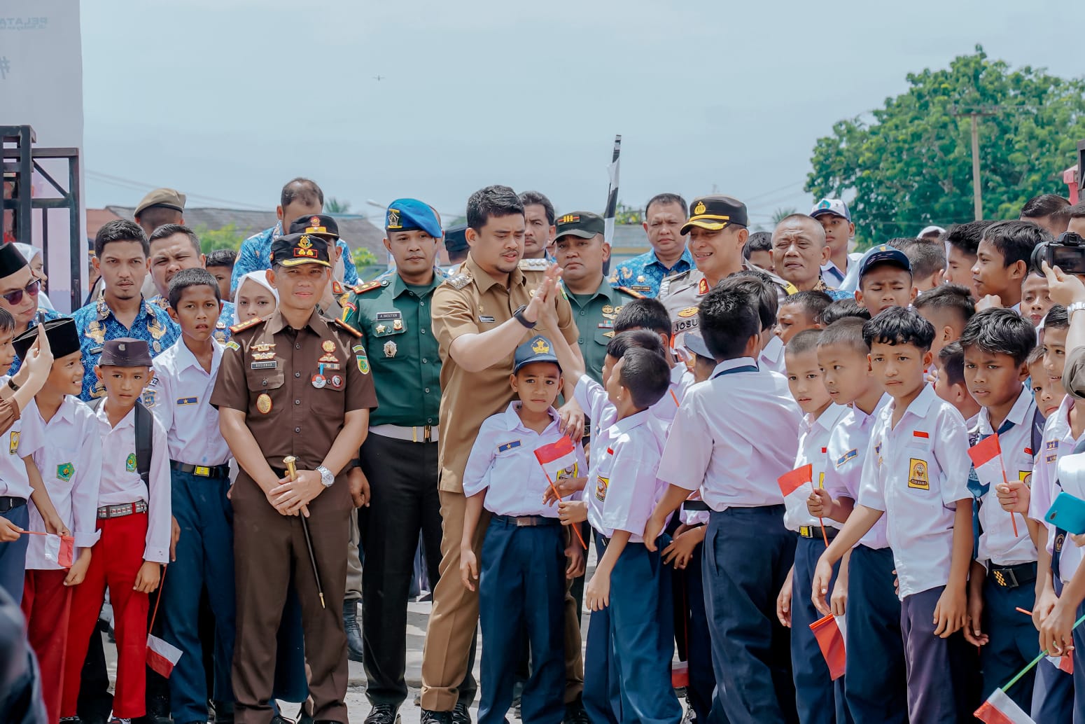 Antisipasi Minimnya Transportasi & Perlancar Akses Belajar, Bobby Nasution Serahkan 3 Unit Bus Sekolah