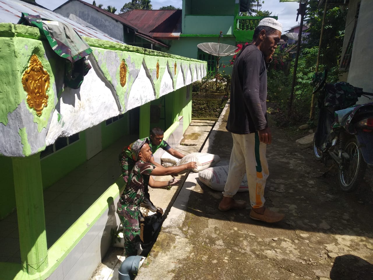 TMMD ke 117, Masyarakat dan Satgas TNI Manunggal Membangun Desa Gotong Royong Rehap MCK