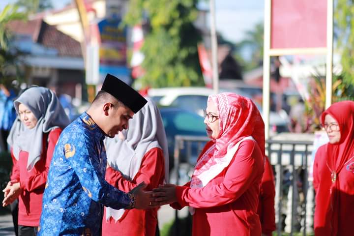 Wakil Walikota Solok Ramadhani Kirana Putra secara resmi melepas Kontingen Kota Solok mengikuti Jambore Kader PKK Berprestasi Ke XX