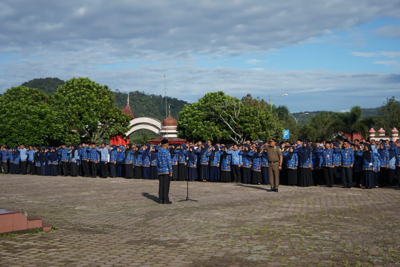 Asisten I Drs. Syahrial, MM Pembina Apel Pagi Gabungan Pemerintah Kabupaten Solok