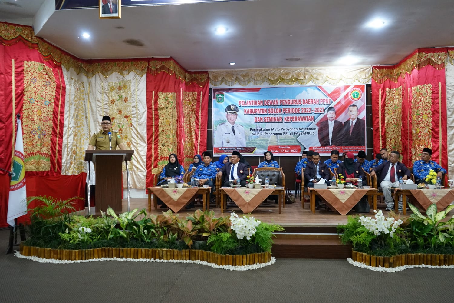 Ketua DPW PPNI Prov. Sumbar Ns Meta Seprinel, S. Kep. MM, melantik Dewan Pengurus Daerah PPNI Kabupaten Solok