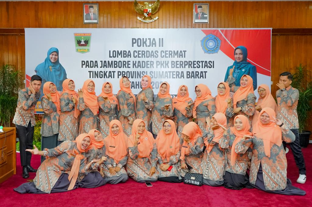 Ketua TP PKK Kabupaten Solok, Ny. Hj. Emiko Epyardi Asda, SPÂ  ikut Saksikan penampilan berbagai macam Lomba Jambore