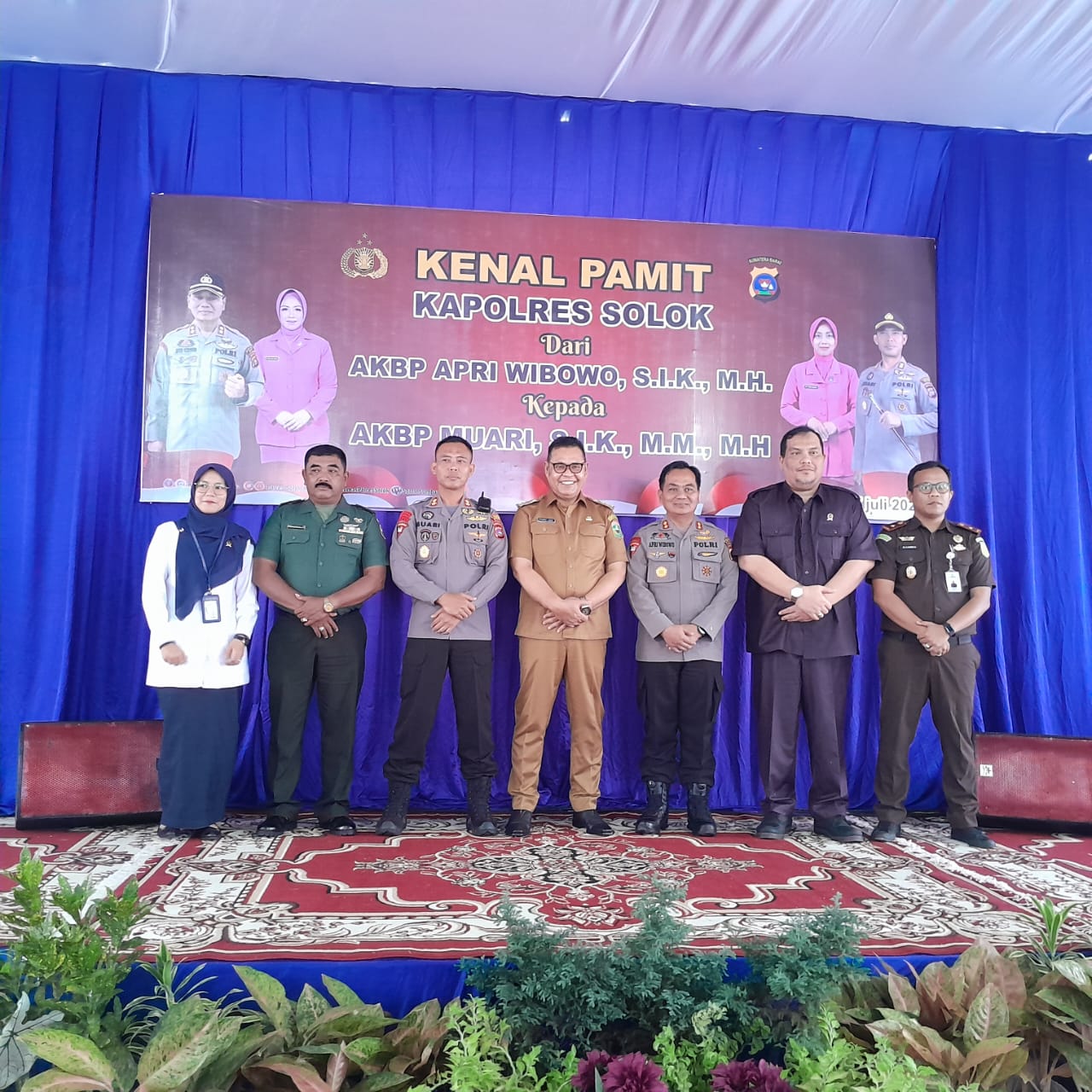Bupati Solok ,Sumatra Barat Capt. H. Epyardi Asda Dt Sutan Majo Lelo, M.MarÂ  menghadiri Serah Terima Jabatan Kapolres Solok Arosuka
