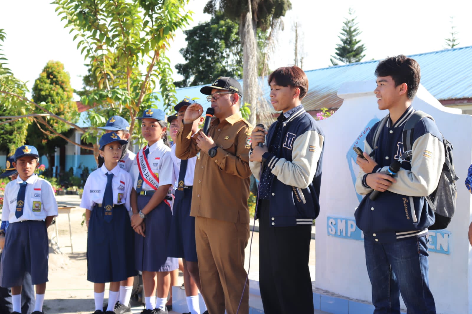 Sebagai Alumnus, Bupati Poltak Sitorus Bawa Mahasiswa Universitas Luar Negeri Jadi Motivator di SMP Negeri 1 Silaen