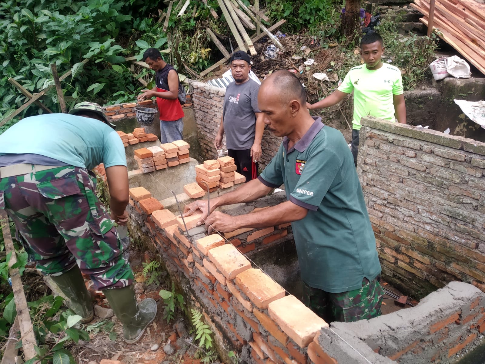 Genjot Progres, Satgas TMMD ke 117 Kodim 0212/TS Berjibaku Bersama Masyarakat Rehap Masjid