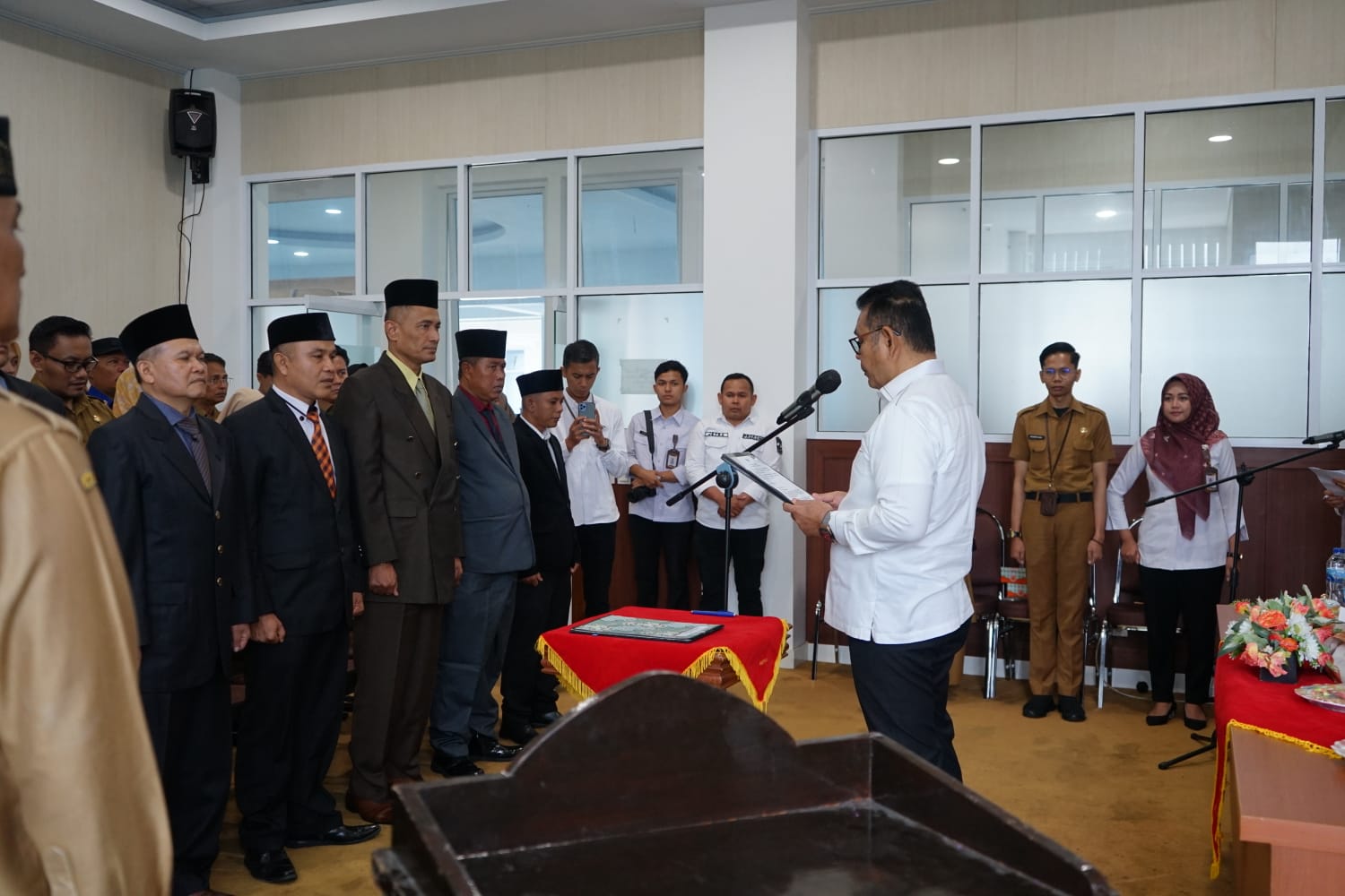 Bupati Solok Sumatra Barat Capt. H. Epyardi Asda Dt Sutan Majo Lelo, M.Mar Melantik 7Â  Pejabat Administrator
