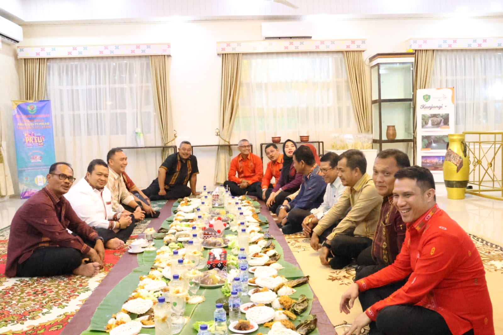 Bupati Dolly Pasaribu Ngeliwet Bersama Sekda dan OPD di Paviliun Tapsel Pada Penutupan PRSU Ke-49
