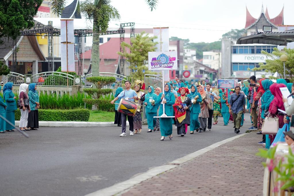Gubernur Sumatera Barat H. Mahyeldi Ansarullah, SPÂ  membuka secara resmi Jambore Kader PKK Berprestasi