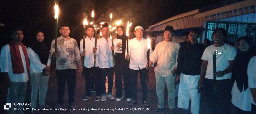 Gelar Pawai Obor, Ratusan Warga Tabuyung Sambut 1 Muharram 1445 H,Kades Zia Ul Haq : Nilai Perjuangan Rasulullah SAW