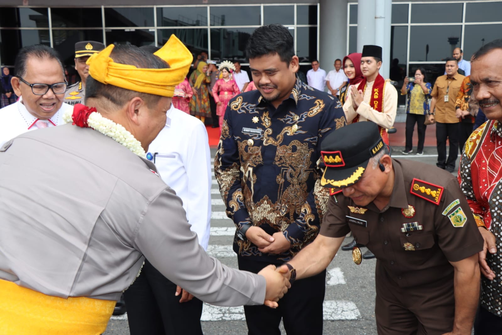 Kapolresta Deli Serdang Dampingi Wakapolda Sumut Menyambut Kedatangan Kapolda Sumut Yang Baru di Bandara Kualanamu