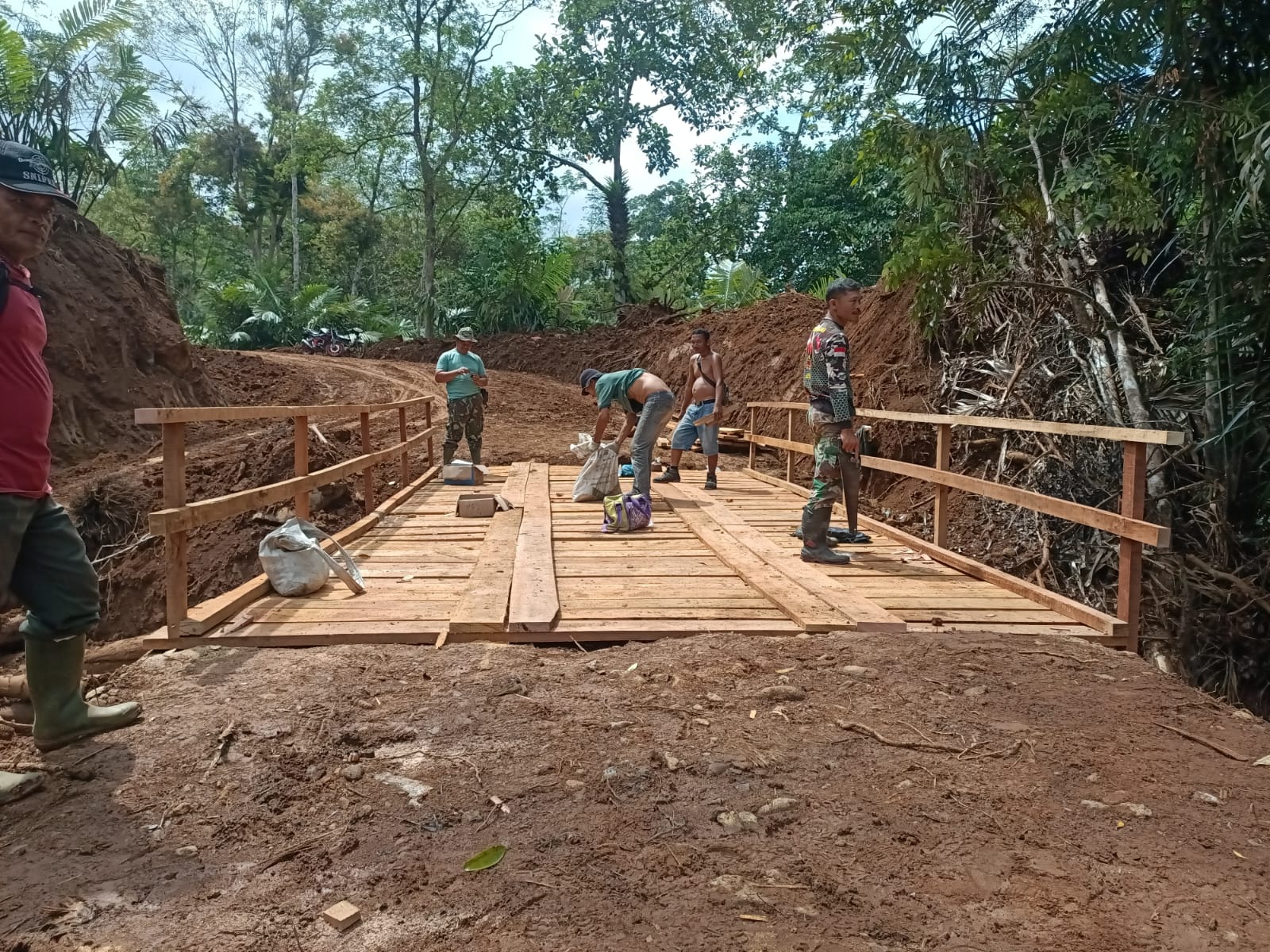 Pembangunan Sasaran Fisik TMMD ke 117 Kodim 0212/TS : Satu Jembatan Hampir Rampung, Masyarakat pun Senang