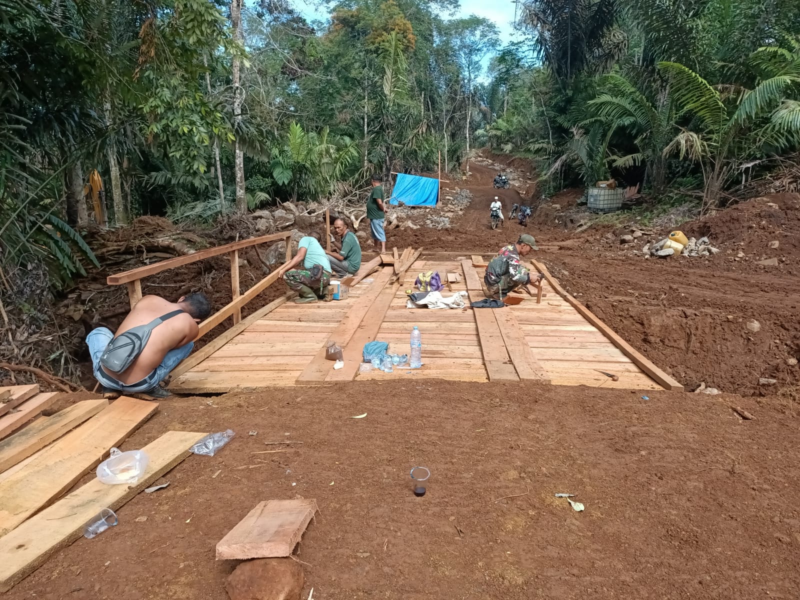 Bersama Masyarakat, Satgas TMMD ke 117 Kodim 0212/TS Bangun Jembatan
