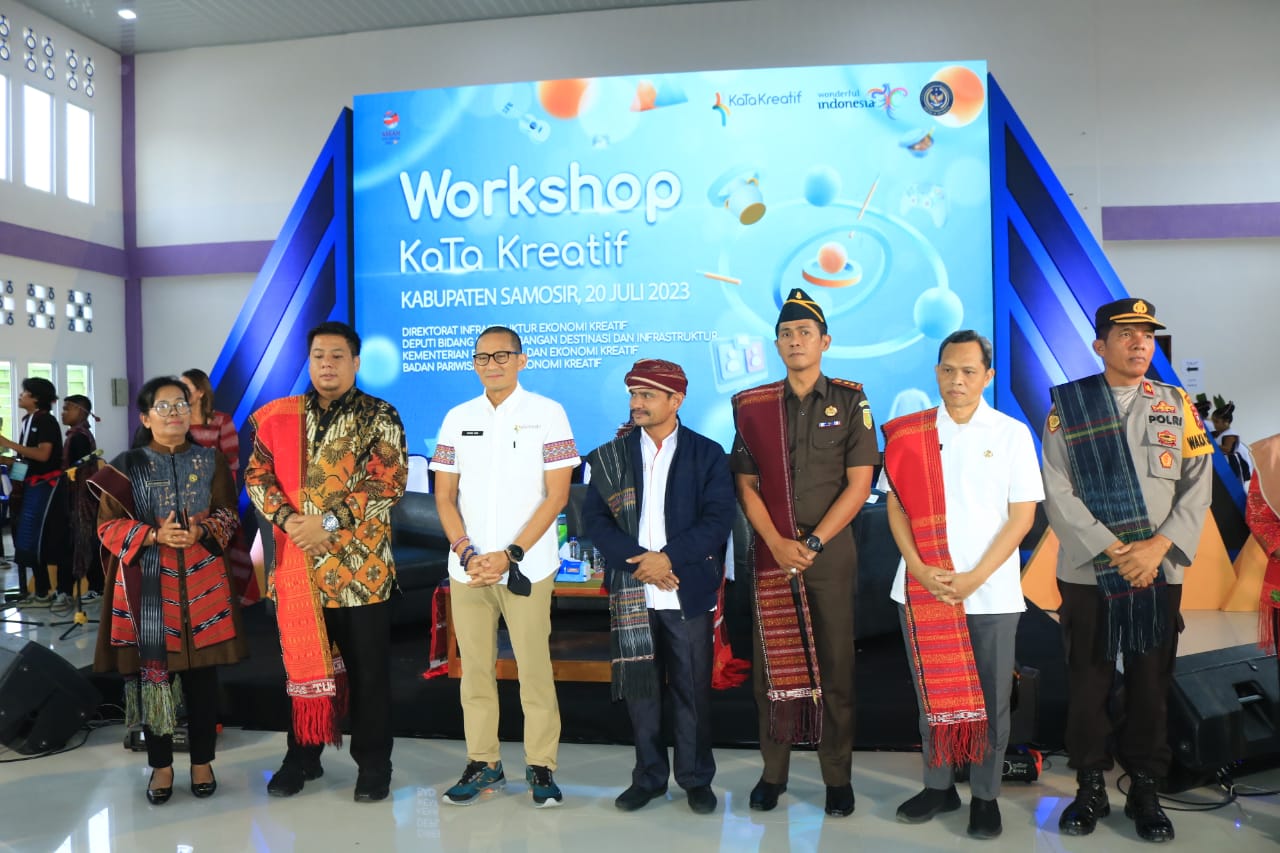 BUPATI SAMOSIR DAMPINGI KUNJUNGAN KERJA MENPAREKRAF KE DESA WISATA HARIARA POHAN