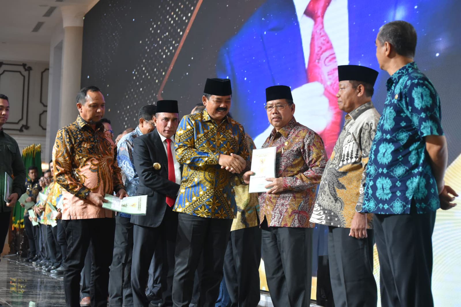 Wakil Walikota Padangsidimpuan Ir. Arwin Siregar MM Terima 194 Sertifikat Aset dari Menteri Agraria dan Tata Ruang