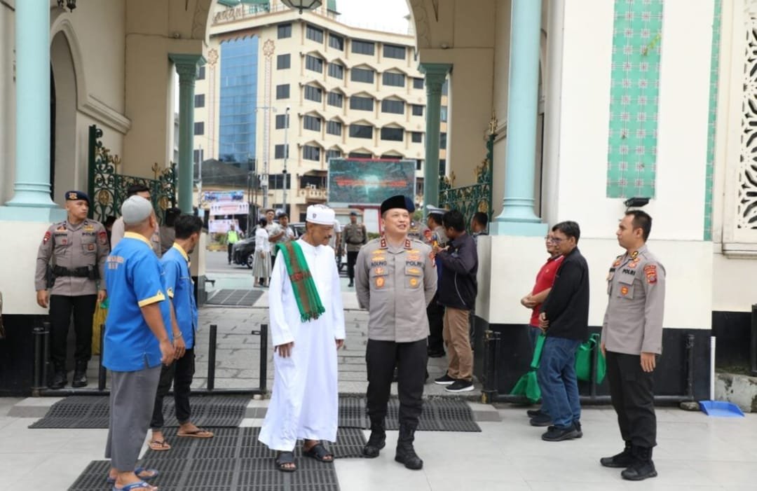Kapolda Sumut Irjen Agung Setya Tiba di KNIA Tunaikan Sholat Dhuhur di Mesjid Raya Al-Mashun Medan.