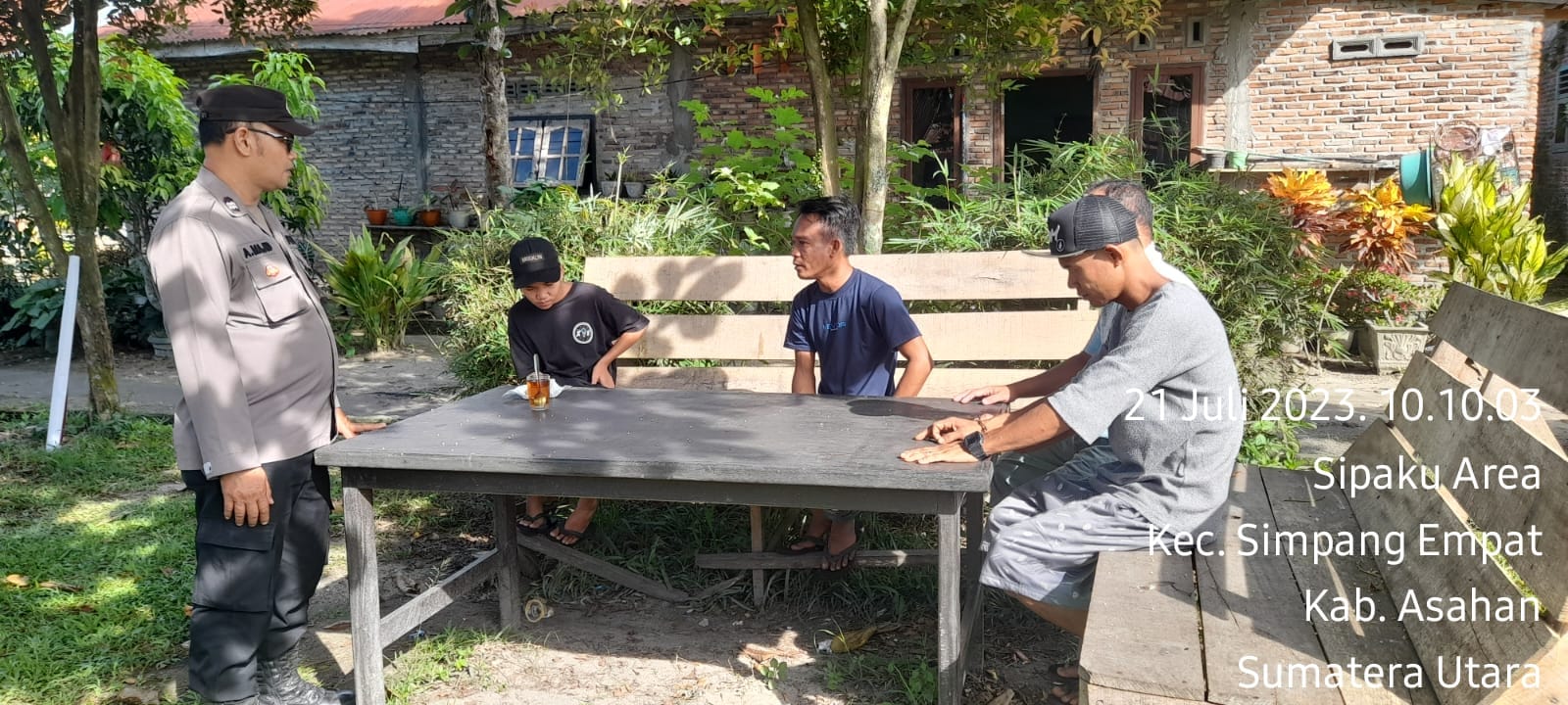 Personil Polsek Simpang Empat Bersama Masyarakat Gelar Jumat Curhat