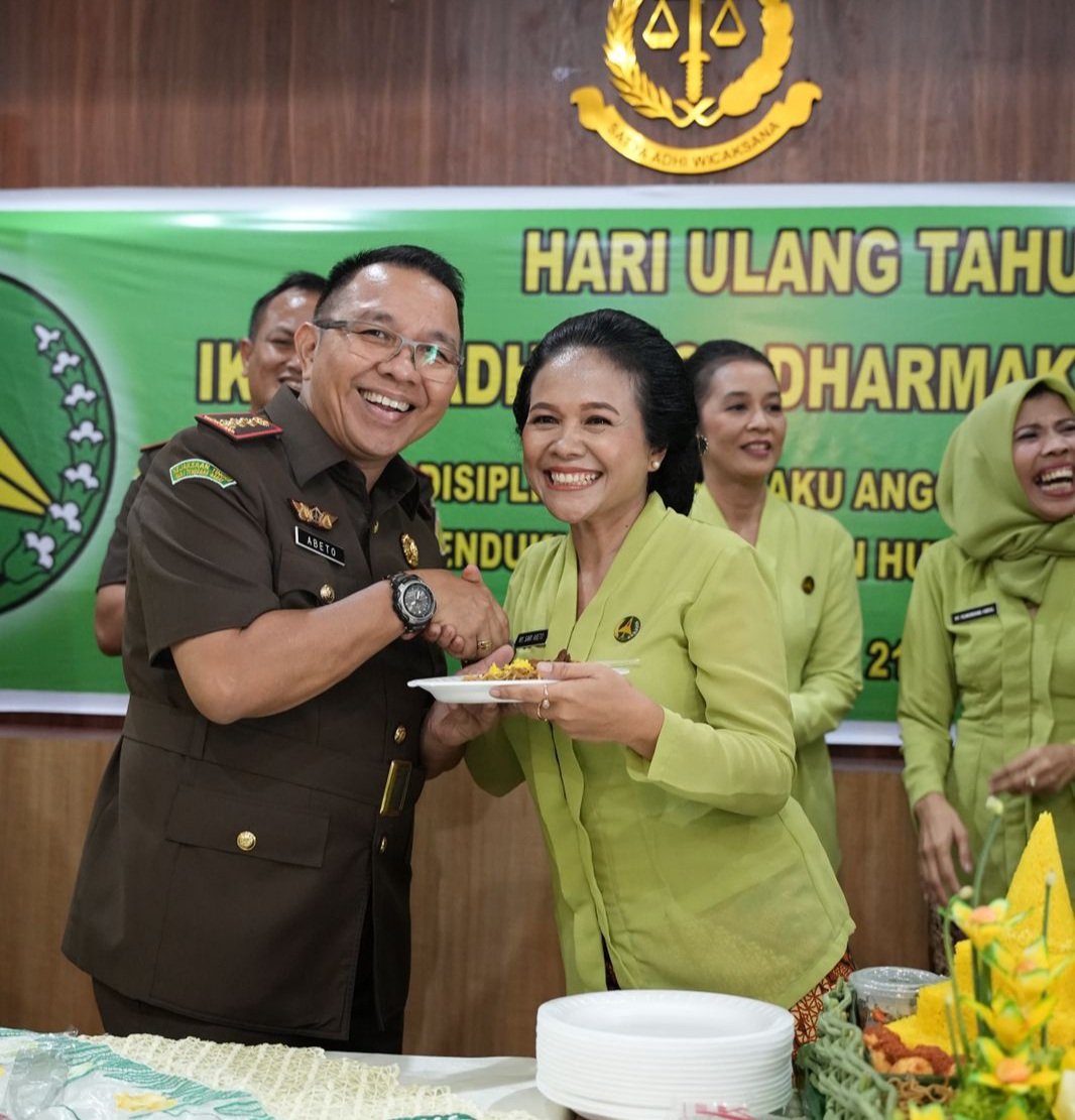 HUT Ikatan Adhyaksa Dharmakarini Daerah Langkat ke XXIII, Ny.Sari Beto Ketua IAD Daerah Langkat Syukuran bersama jajaran IAD dan Pegawai Kejari Langkat
