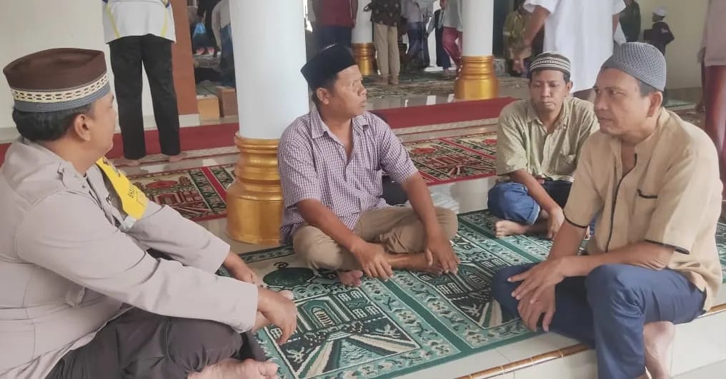 Personil Polsek Bandar Pulau Melaksanakan Jumat Curhat Bersama Masyarakat Desa Aek Songsongan