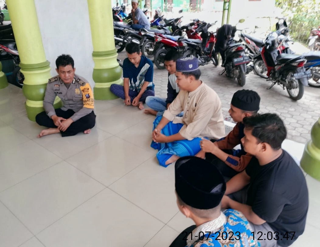 Personel Polsek Air Batu Jumat Curhat di Mesjid Alhusain - Zahara