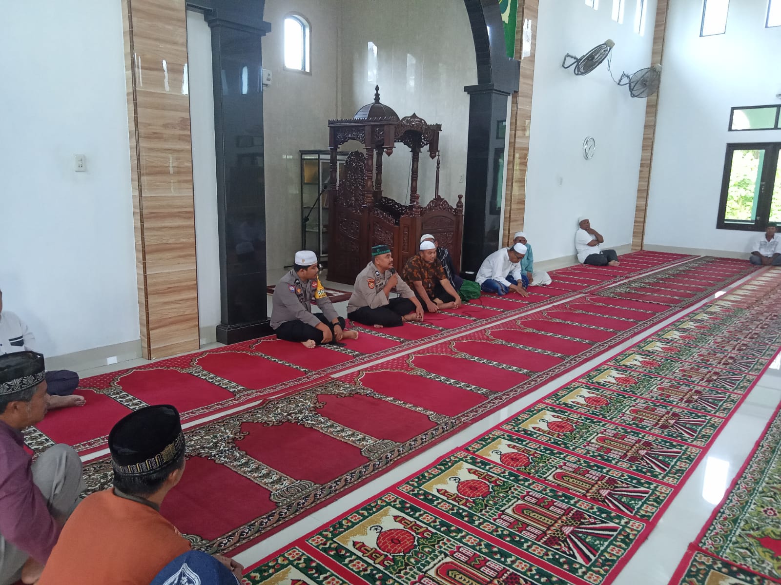 Kanit Binmas Polsek Pulau Raja Jumat Curhat Kamtibmas di Masjid Musahada