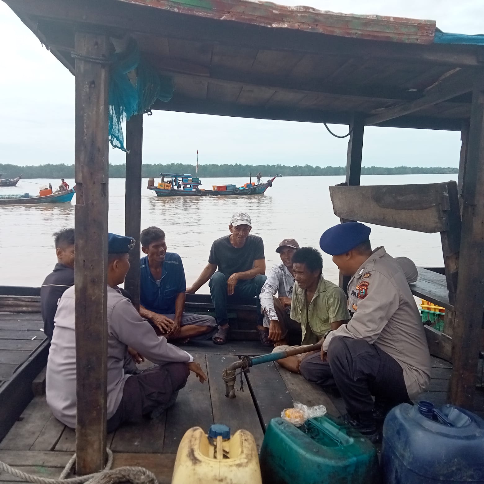 Personil Satpolairud Polres Asahan Gelar Jumat Curhat Kamtibmas Bersama Nelayan Bagan Asahan