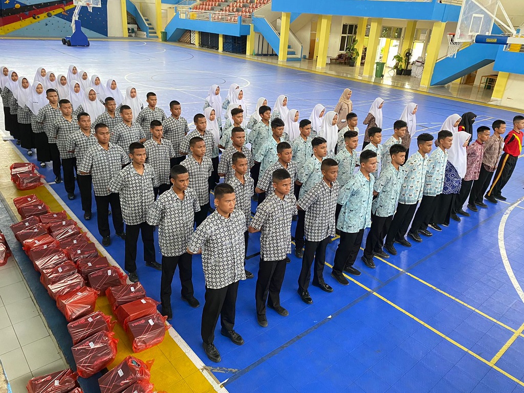 Dinas Pemuda dan Olahraga Kota Solok, Mmbagikan pakaian dan kelengkapan latihan Paskibraka Kota Solok tahun 2023