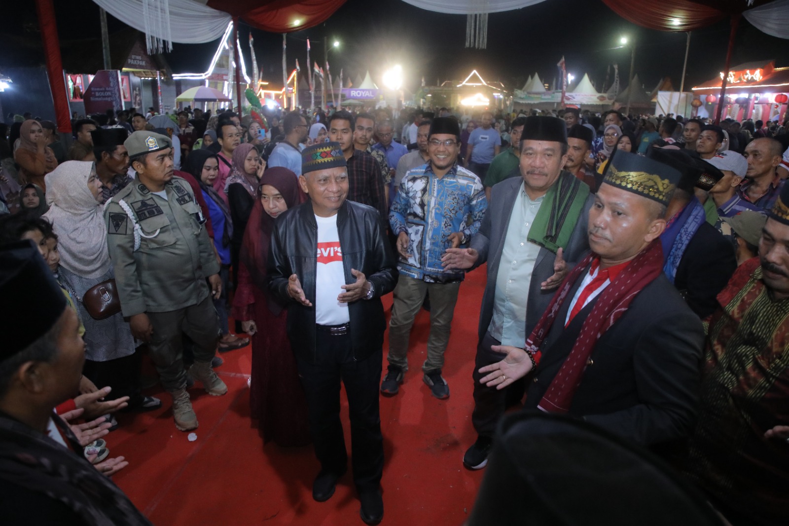 Bupati dan Wakil Bupati Asahan Menari Bersama Ribuan Masyarakat Dalam Meriahkan Tampilan Etnis Tabagsel di PSBD ke V Tahun 2023