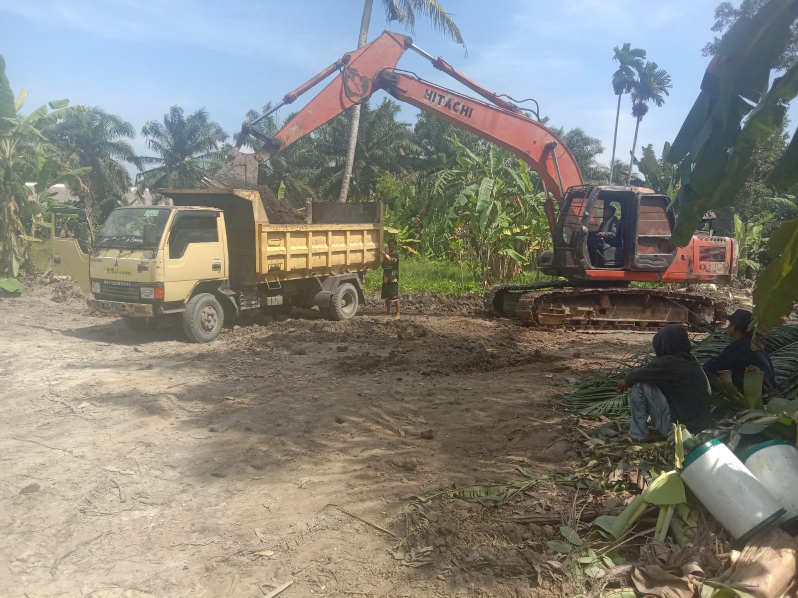 Galian Tanah Urug Diduga Ilegal, Rusak Jalan dan Drainase Milik Pemkab Sergai