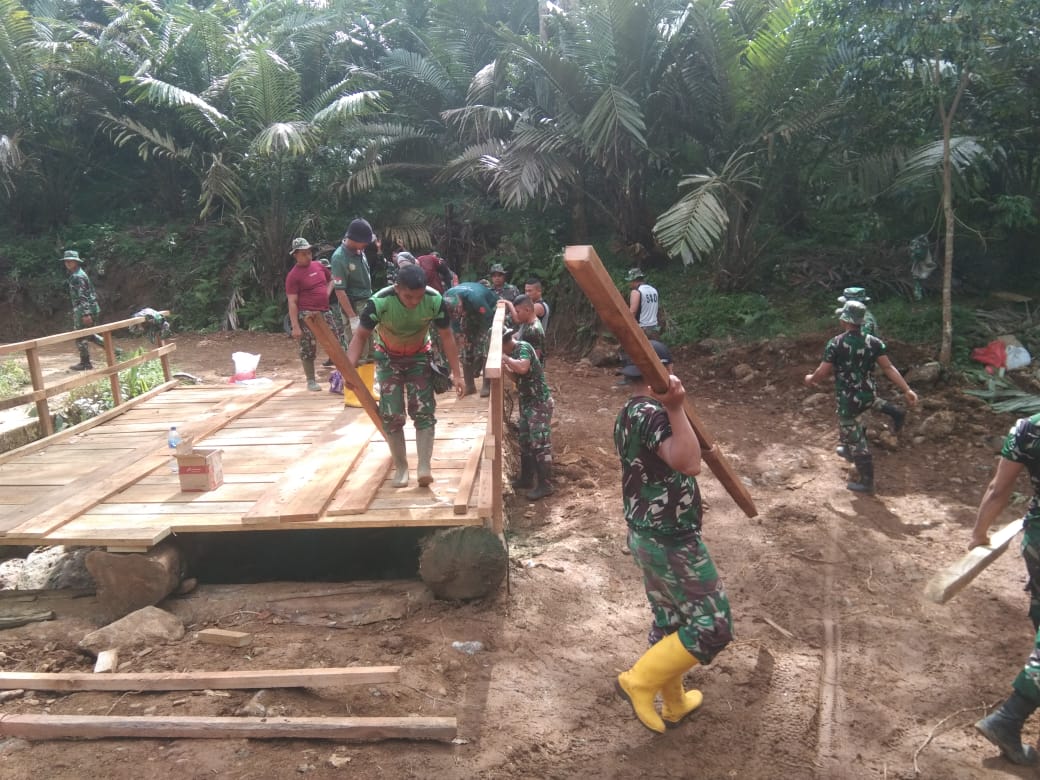Teriknya Matahari dan Cucuran Keringat, Tak Menyurutkan Satgas TMMD ke-117 Kodim 0212/TS bersama Warga Gotong Royong Bangun Jembatan