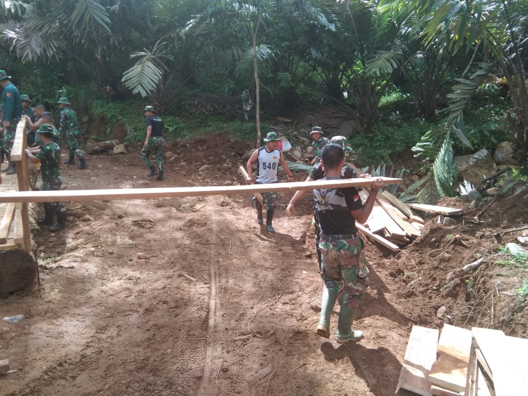 Curahkan Semangat Gotong Royong, Satgas TMMD ke 117 Kodim 0212/TS Bangun Jembatan Guna Lancarkan Jalan Desa