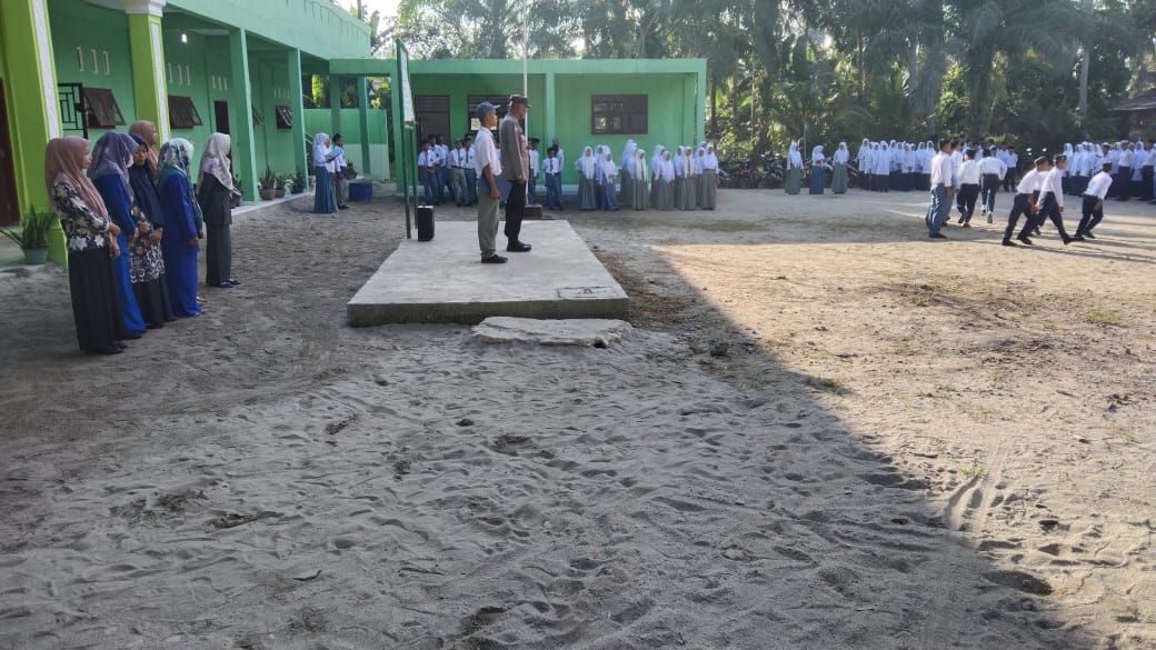 Kanit Binmas Polsek Air Joman Menghadiri Upacara Bendera di Pesantren Darul Jalal