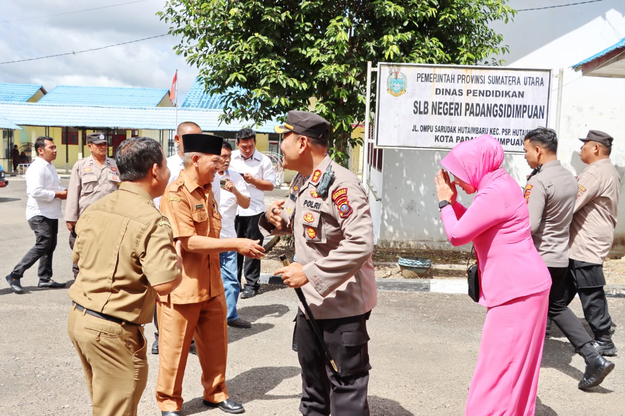 Peringatan HAN 2023,Kapolres AKBP Dudung Serahkan Bansos Kepada SLB N Padangsidimpuan