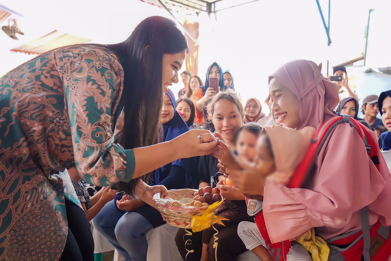 Kahiyang Ayu Bobby Nasution Beri Makanan Tambahan pada Anak Stunting